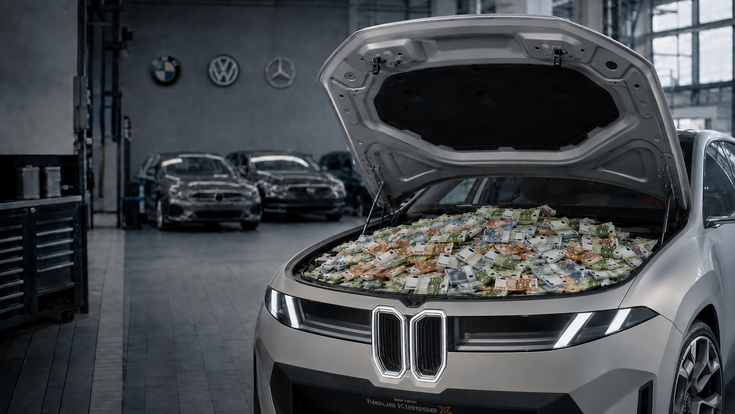 Ein grauer BMW steht in einer Werkstatt mit geöffneter Motorhaube, darunter liegen viele Euro-Scheine. Im Hintergrund sind unscharf die Logos von BMW, Volkswagen und Mercedes zu sehen.