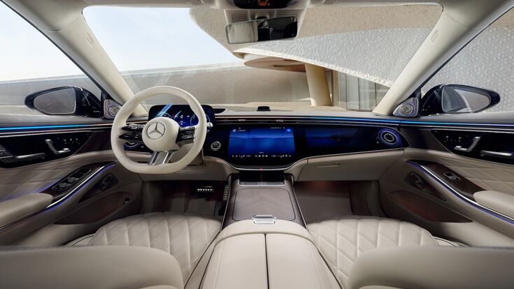 Innenraum eines Mercedes-Benz mit Lenkrad, Stern-Logo und digitalem Cockpit