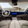 Innenraum eines Mercedes-Benz mit Lenkrad, Stern-Logo und digitalem Cockpit