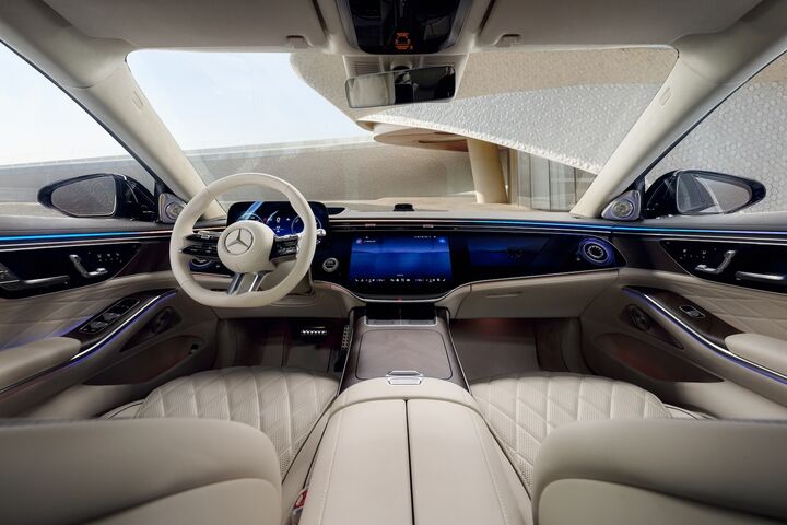 Innenraum eines Mercedes-Benz mit Lenkrad, Stern-Logo und digitalem Cockpit