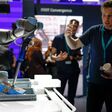 Roboterarm auf einem Siemens-Stand: Industrielle KI, Automatisierung und Engineering rücken durch neue KI-Modelle wie OpenAI, DeepSeek und Mistral stärker zusammen.
