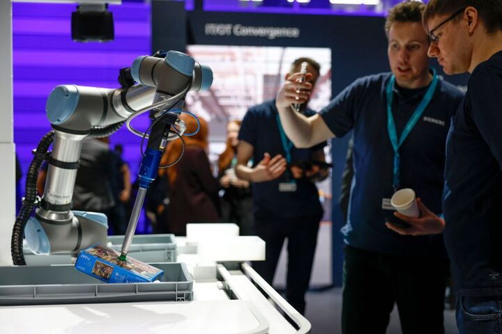 Roboterarm auf einem Siemens-Stand: Industrielle KI, Automatisierung und Engineering rücken durch neue KI-Modelle wie OpenAI, DeepSeek und Mistral stärker zusammen.