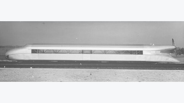 Die erste Propeller-Eisenbahn! Dieses neuartige Fahrzeug, auch Schienen-Zeppelin genannt, wird durch einen Propeller angetrieben und erreichte bei den Versuchsfahrten in Hannover eine Stundengeschwindigkeit von 180 km. Der Propeller-Triebwagen ist 26 m lang und kann ca. 46 Personen bef?rdern. Die erste Propeller-Eisenbahn auf der Versuchsstrecke der Reichsbahn bei Hannover w?hrend der Probefahrten.