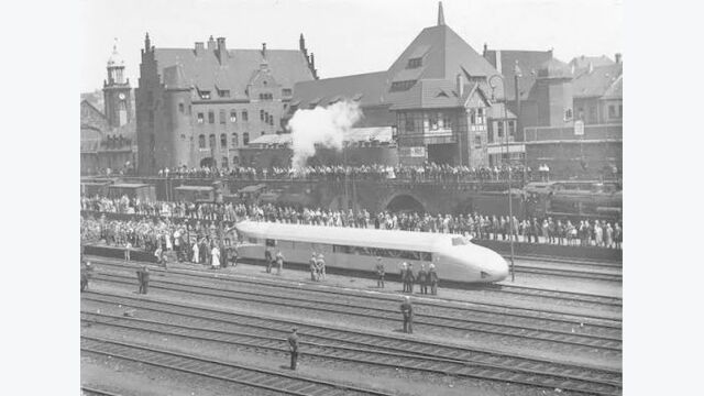 Der Schienenzeppelin bei einem Halt in Hagen