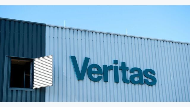Veritas Reklame an einem Gebäude