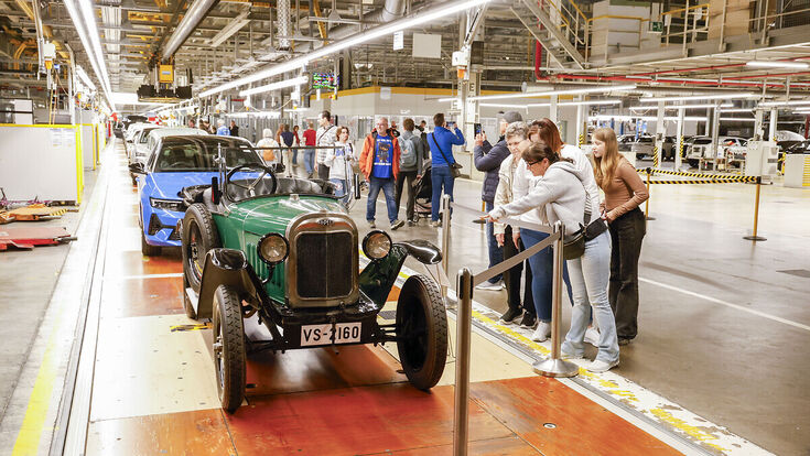 Opel Museum im Werk Rüsselsheim mit einem Oldtimer im Vordergrund