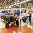 Opel Museum im Werk Rüsselsheim mit einem Oldtimer im Vordergrund