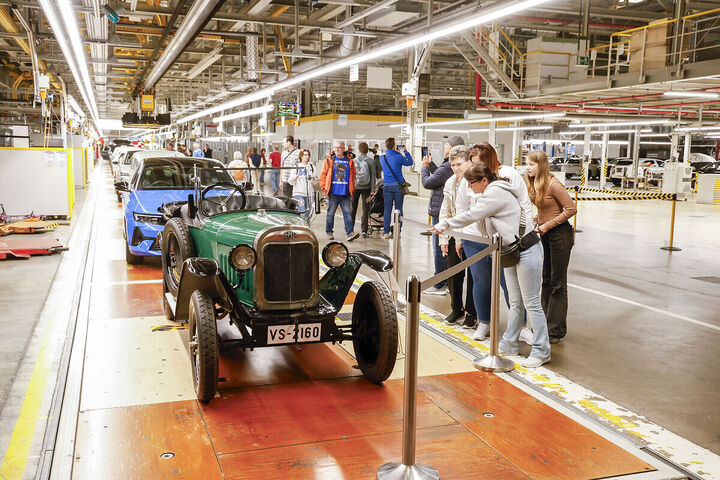 Opel Museum im Werk Rüsselsheim mit einem Oldtimer im Vordergrund