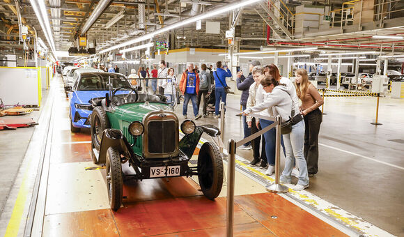 Opel Museum im Werk Rüsselsheim mit einem Oldtimer im Vordergrund