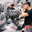 DEUTZ-Mitarbeiter montiert Motor in Produktionshalle