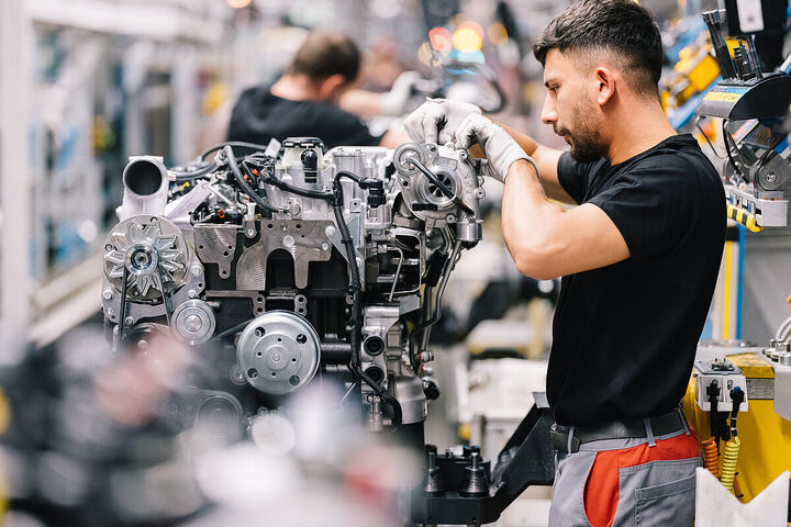 DEUTZ-Mitarbeiter montiert Motor in Produktionshalle