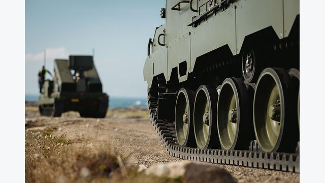 Panzer in Nahaufnahme im Gelände