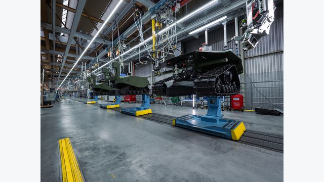 Produktion von Bodensystemen in einer großen Halle