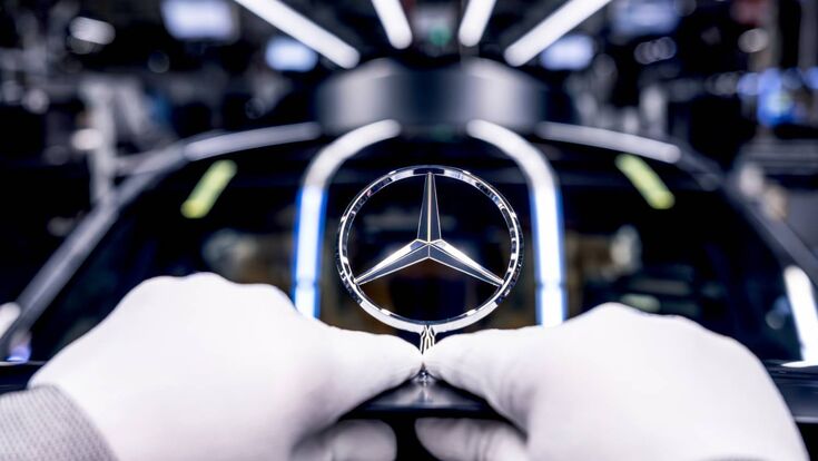 Montage des Mercedes Sterns in einer Werkshalle