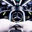 Montage des Mercedes Sterns in einer Werkshalle