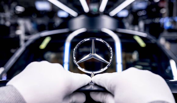 Montage des Mercedes Sterns in einer Werkshalle