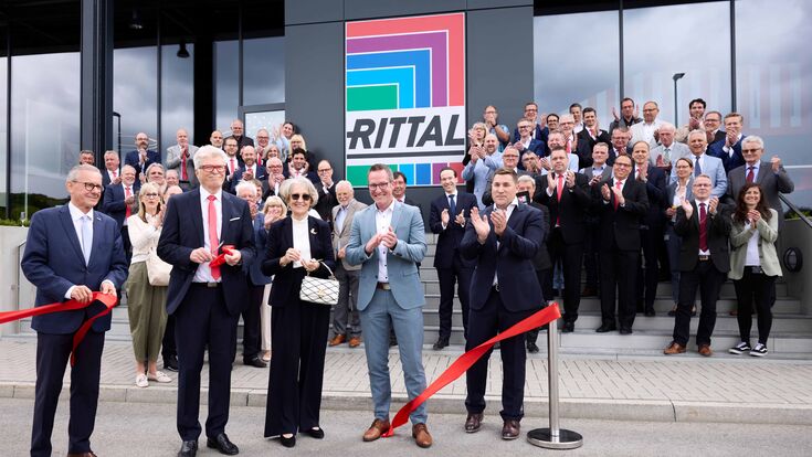 Rittal Mitarbeiter applaudieren Loh und seiner Frau