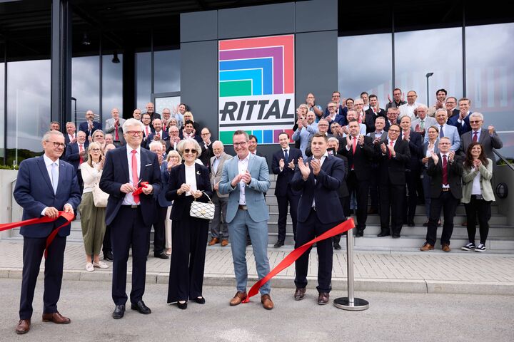 Rittal Mitarbeiter applaudieren Loh und seiner Frau