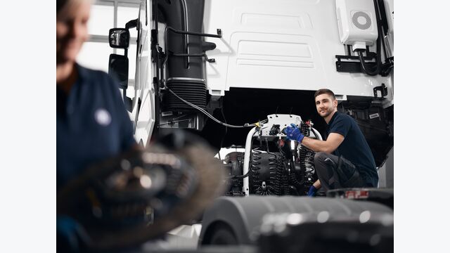 Arbeiter von ZF bei der Arbeit an Nutzfahrzeugen