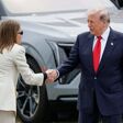 Donald Trump und General-Motors-Chefin Mary Barra bei einem Auftritt in Michigan vor US-Flaggen und GM-Fahrzeugen.