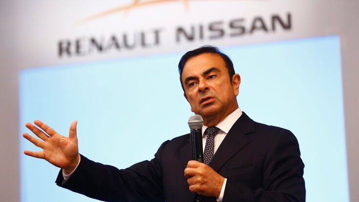 Carlos Ghosn vor einem Renault Nissan Logo