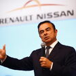 Carlos Ghosn vor einem Renault Nissan Logo