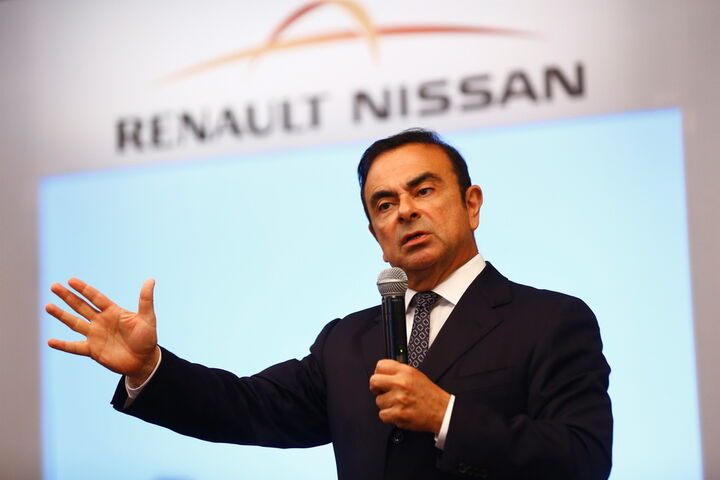 Carlos Ghosn vor einem Renault Nissan Logo
