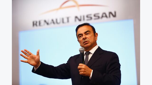 Carlos Ghosn vor einem Renault Nissan Logo