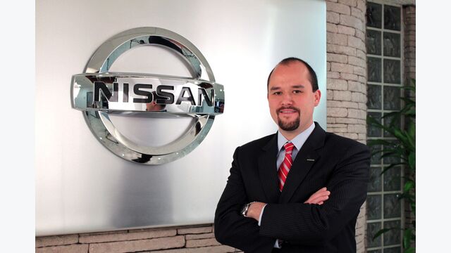 Ivan Espinosa vor Nissan-Logo