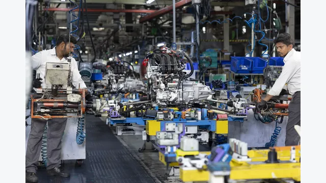Mitarbeiter im Werk von Nissan und Renault in Chennai