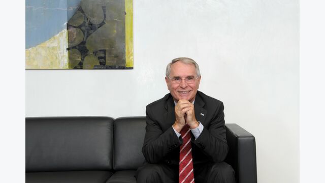 ebm-papst Gründer Gerhard Sturm vor einer Malerei.