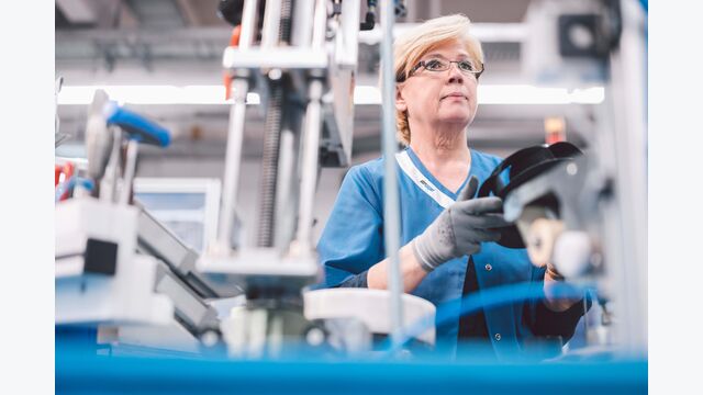 Arbeiterin im ebm-papst Werk.