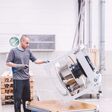 Arbeiter von ebm-past bei der Ventilatorenfertigung