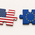 Zwei Puzzleteile - links mit der USA-Fahne, rechts mit der EU-Fahne - passen nicht zusammen