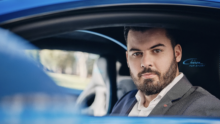 Mate Rimac in einem blauen Bugatti
