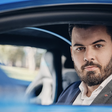 Mate Rimac in einem blauen Bugatti