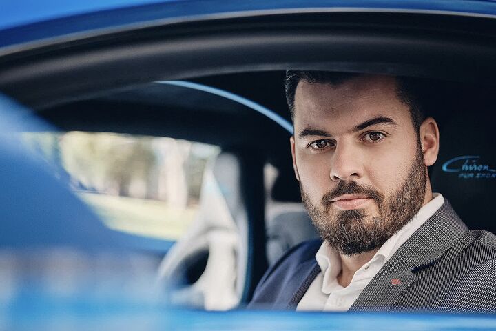 Mate Rimac in einem blauen Bugatti