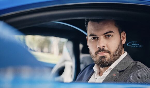 Mate Rimac in einem blauen Bugatti