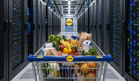 Ein Supermarktgang, in dem die Regale nicht mit Lebensmitteln, sondern vollständig mit Servern bestückt sind – und ein einzelner Einkaufswagen fährt durch den Gang.