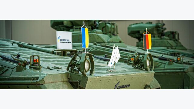 Panzer mit Ukraine und Deutschland Fahne
