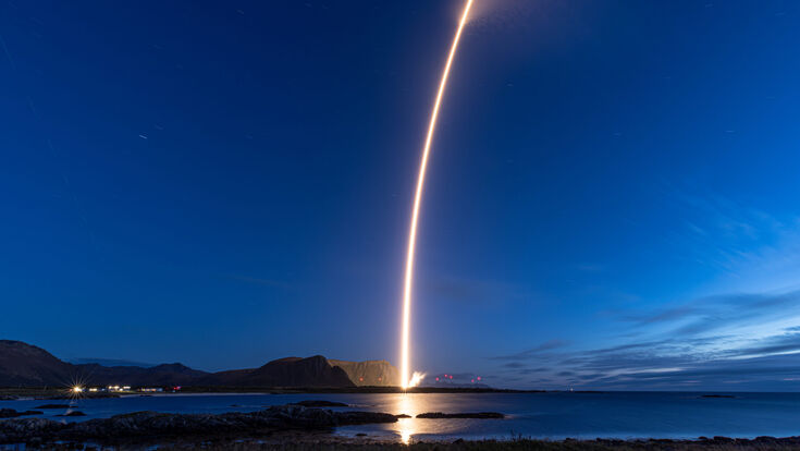 Isar Aerospace Rakete bei Start: Leuchtendes Lichtband vor blauem dunklem Himmel