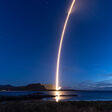 Isar Aerospace Rakete bei Start: Leuchtendes Lichtband vor blauem dunklem Himmel
