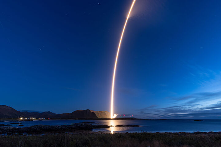 Isar Aerospace Rakete bei Start: Leuchtendes Lichtband vor blauem dunklem Himmel