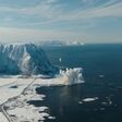 Isar Aerospace Rakete startet in einer Landschaft mit Eis, Schnee und Meer
