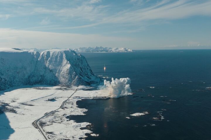 Isar Aerospace Rakete startet in einer Landschaft mit Eis, Schnee und Meer