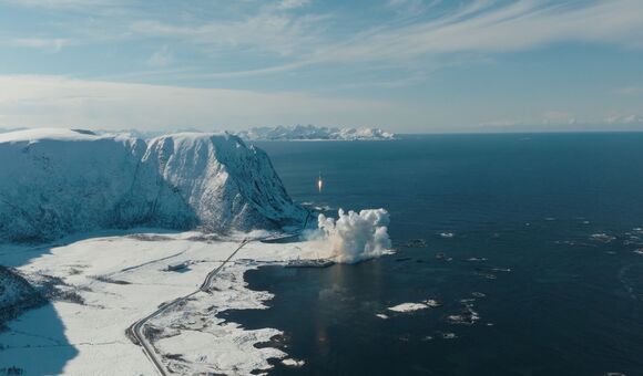 Isar Aerospace Rakete startet in einer Landschaft mit Eis, Schnee und Meer