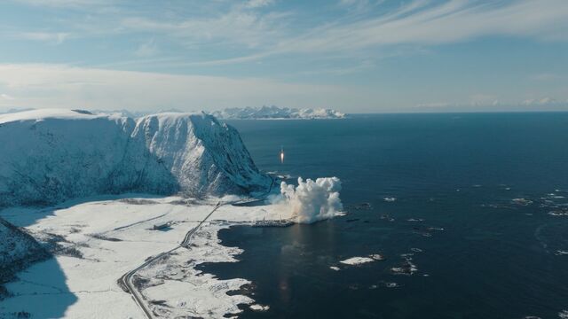 Isar Aerospace Rakete startet in einer Landschaft mit Eis, Schnee und Meer
