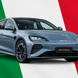 BYD Seal vor Italienfahne
