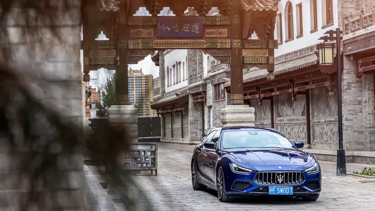 Maserati vor chinesischer historischer Kulisse