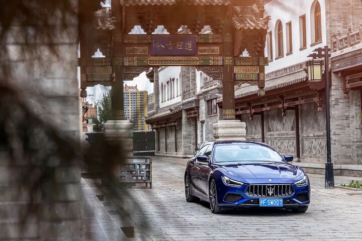 Maserati vor chinesischer historischer Kulisse